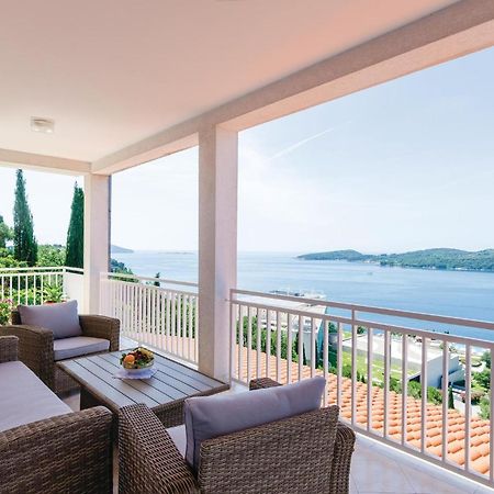 3 Bedroom Beautiful Apartment In Orašac Kültér fotó
