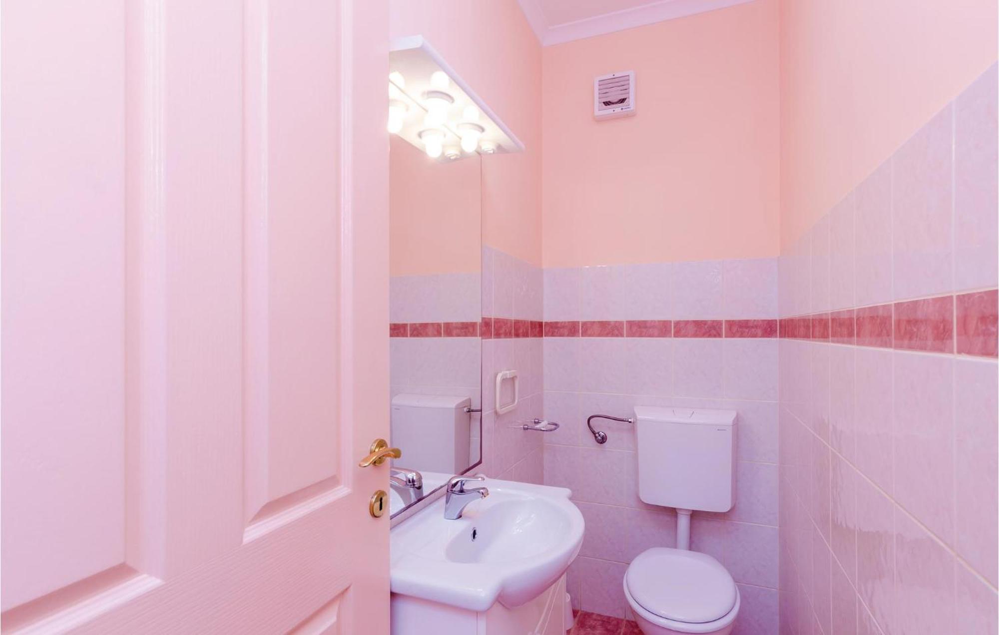 3 Bedroom Beautiful Apartment In Orašac Kültér fotó