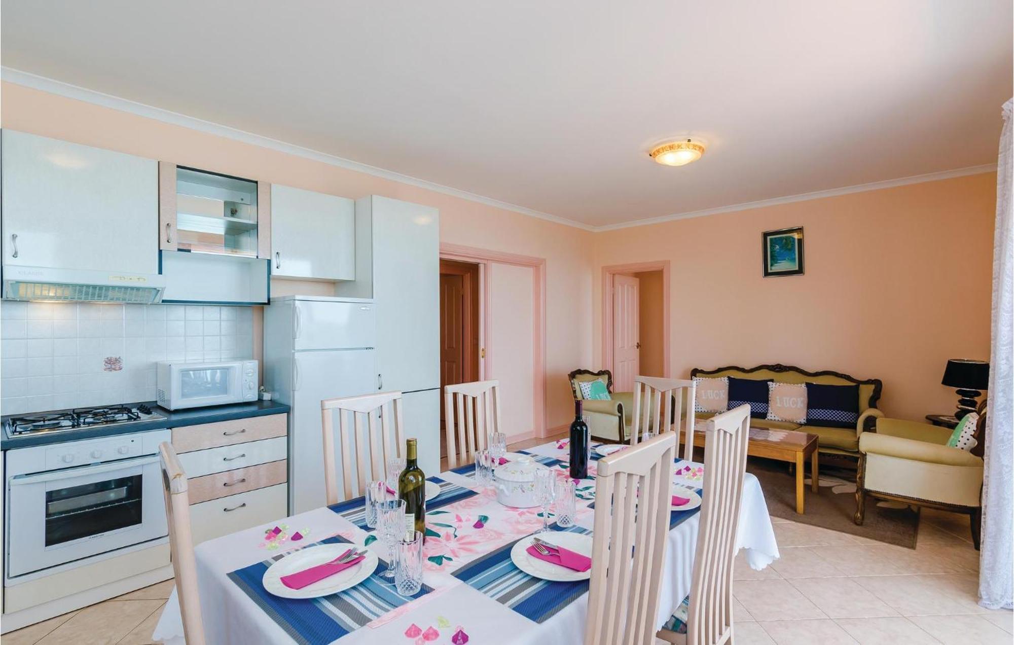 3 Bedroom Beautiful Apartment In Orašac Kültér fotó