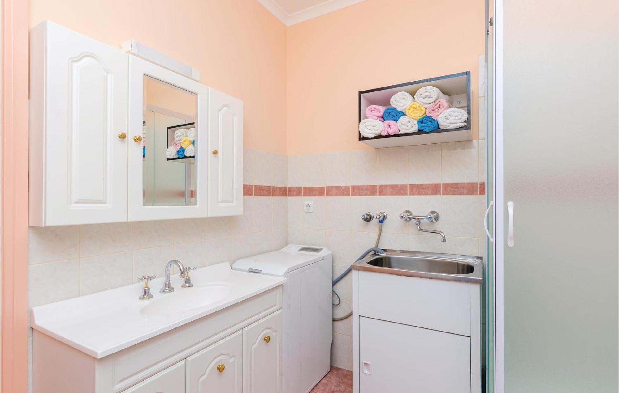 3 Bedroom Beautiful Apartment In Orašac Kültér fotó