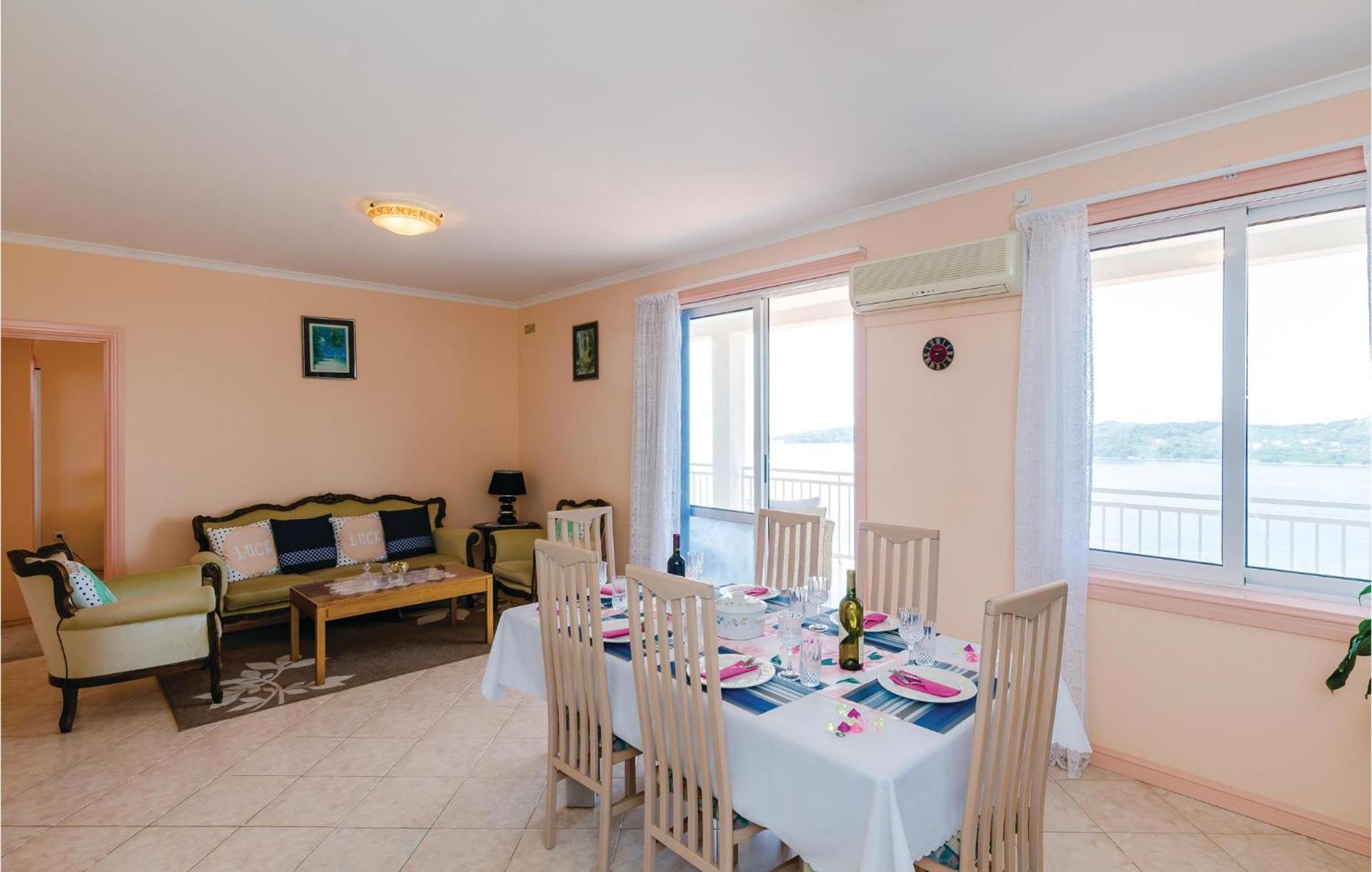 3 Bedroom Beautiful Apartment In Orašac Kültér fotó