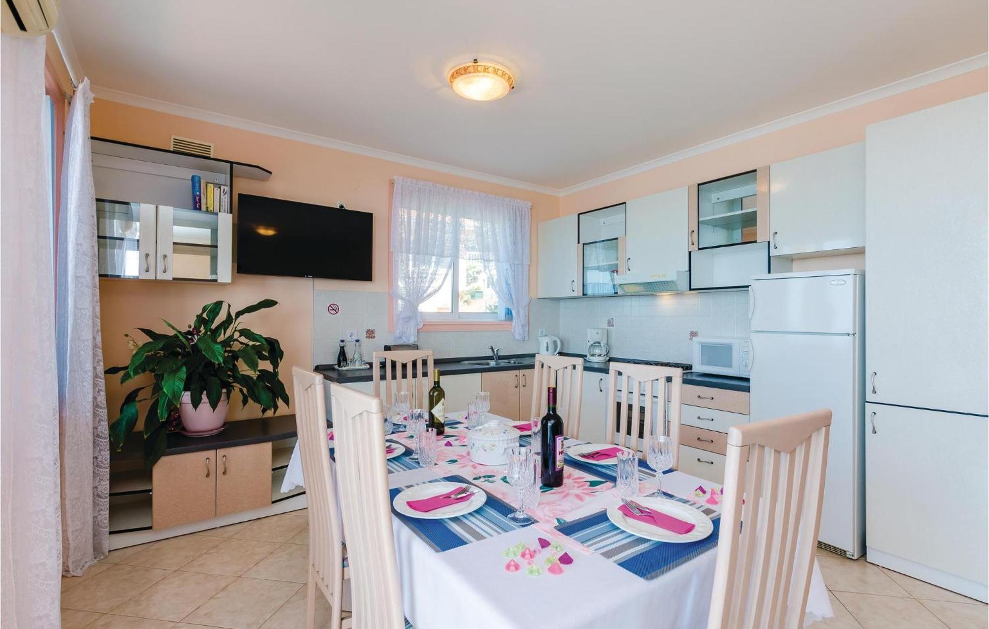 3 Bedroom Beautiful Apartment In Orašac Kültér fotó