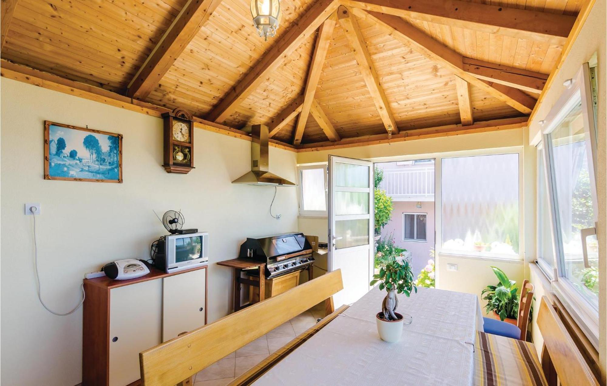 3 Bedroom Beautiful Apartment In Orašac Kültér fotó