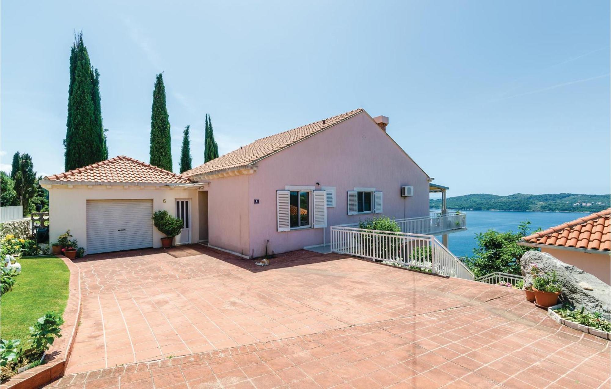 3 Bedroom Beautiful Apartment In Orašac Kültér fotó