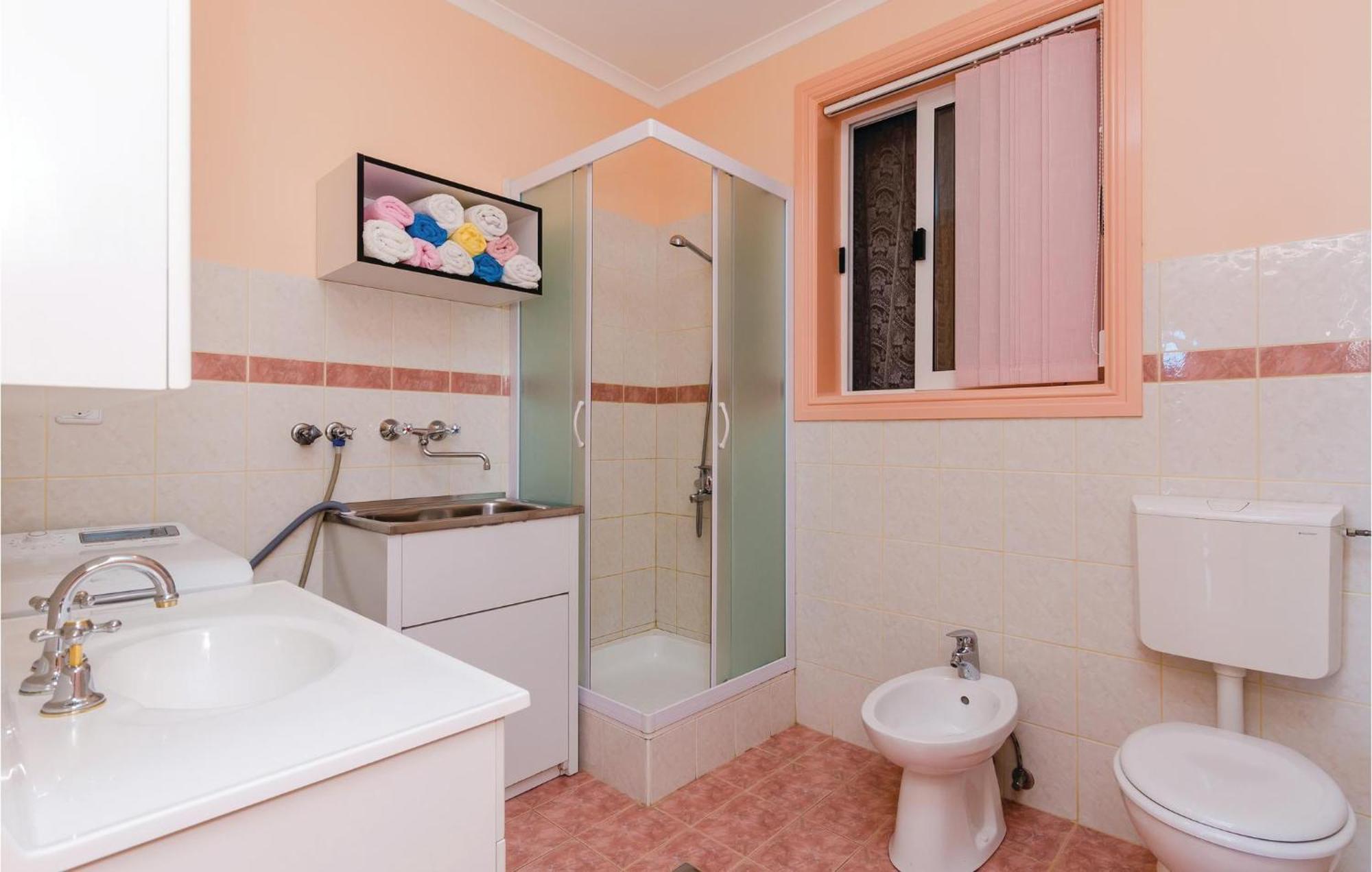 3 Bedroom Beautiful Apartment In Orašac Kültér fotó