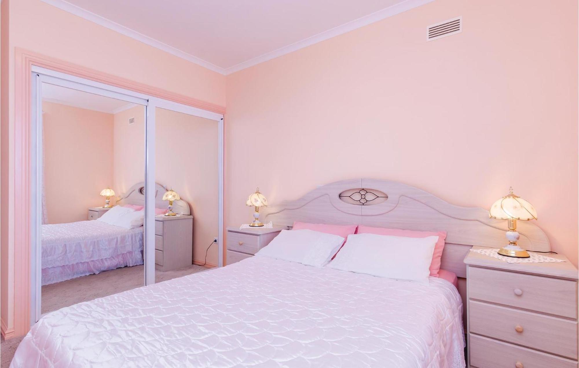 3 Bedroom Beautiful Apartment In Orašac Kültér fotó